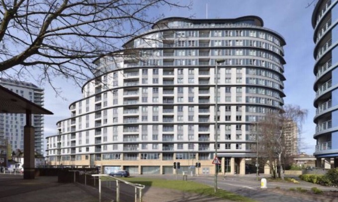 Woking Apartment | Luxury Apartment with Gym Sauna 24 Concierge Woking , 23 minutes to Waterloo