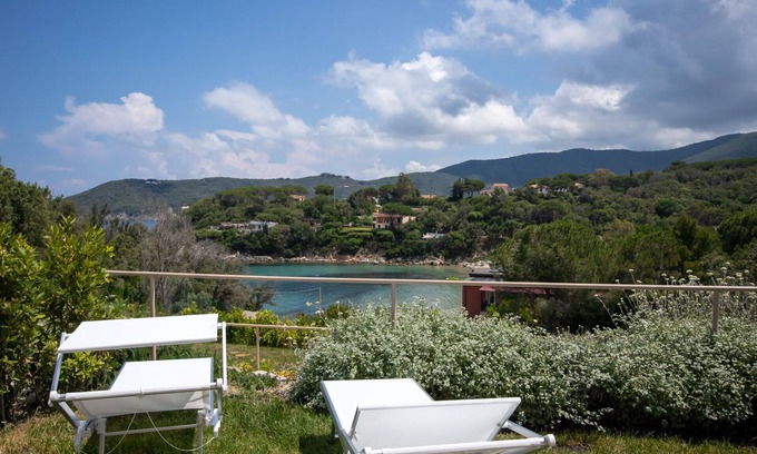 Procchio House | Luxury apartment with private access to the sea.