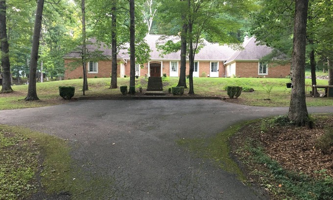 Roanoke House | Luxury Apartment with private entrance in Deerwoods