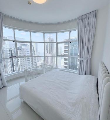 Al Khan Apartment | Luxury apartment with sea view, gym and pool!