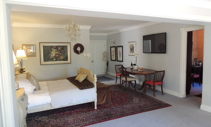 Walmer Cottage | Luxury APARTMENT with private entrance in beautiful indigenous garden
