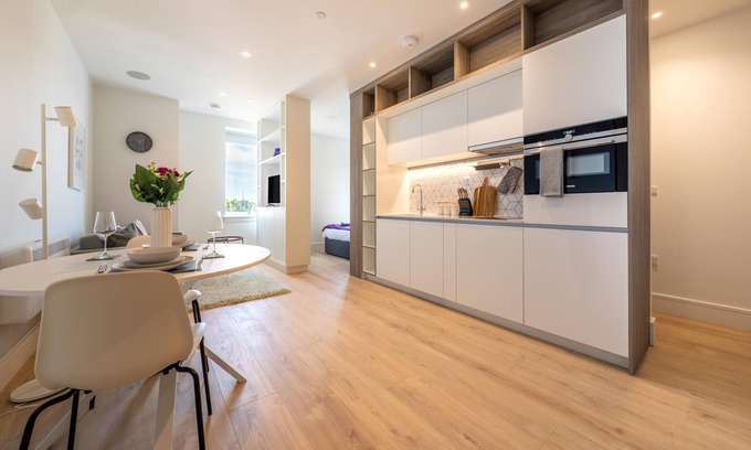 Heathrow Villages Apartment | Luxury Apartments - Heathrow Airport - Free Parking