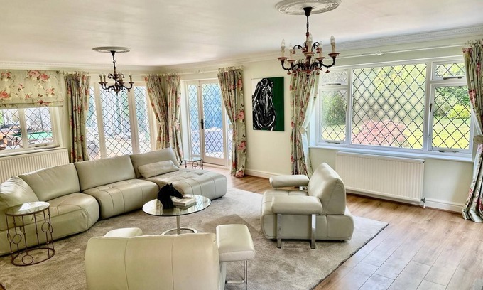 Sunninghill Cottage | Luxury Ascot-Art Cottage | Royal Ascot | Wentworth