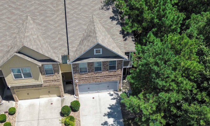 Snellville House | Luxury Atlanta Oasis: Adjustable King Bed, Private Yard, & Park Proximitynnnn