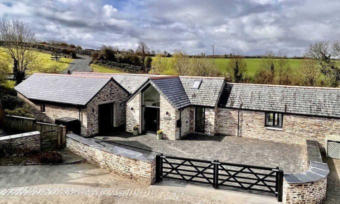 Wadebridge House | Luxury barn conversion near Padstow - stunning ocean views, garden and hot tub