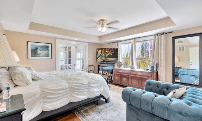 Historic Old Northeast Bed & Breakfast | Luxury Bay Room at ONE Inn, steps to Downtown St. Pete: Ideal for all guests