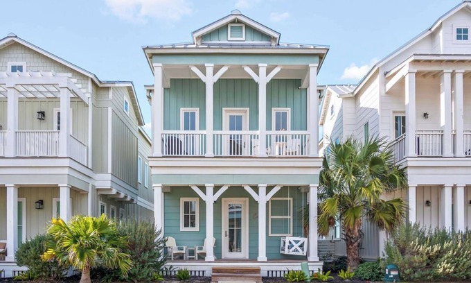Cinnamon Shore Cottage | Luxury Beach Cottage on Park w/Porch Swing & Access to Great Amenities