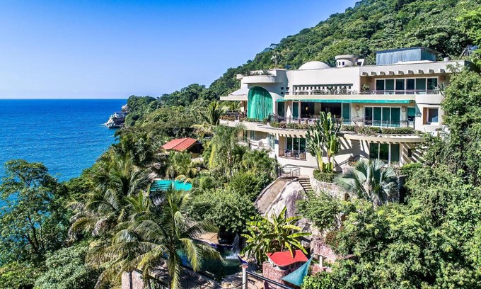 Boca de Tomatlan Villa | Luxury Beach Frontage Villa For Rent