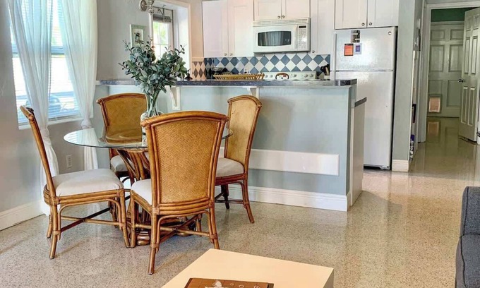 Indian Rocks Beach Cottage | Luxury Beach Bungalow | Walk to Dining & Sunset