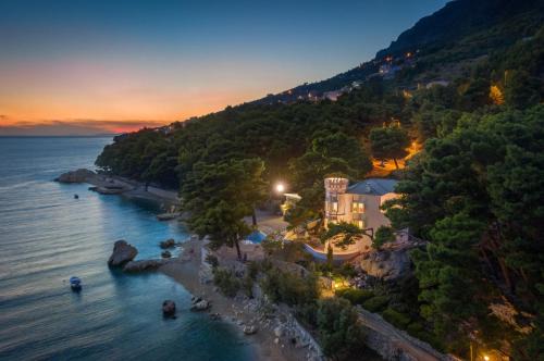 Ruskamen Villa | Luxury Beachfront Villa Sea Palace with private pool, jacuzzi, sauna and gym right at the beach in Lokva Rogoznica - Omis
