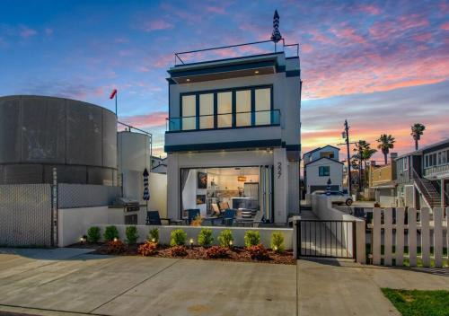 Huntington Beach House | Luxury Beachside Villa Steps to Sand and Beach