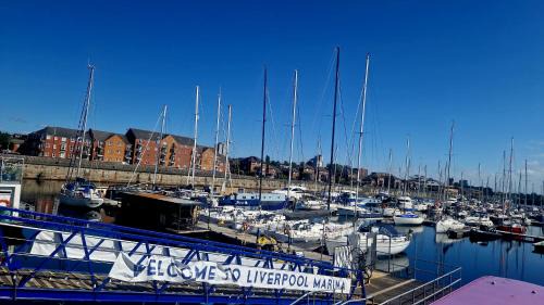 Liverpool Boat Rental | Luxury Boat Stay Liverpool sleeping 6 WiFi