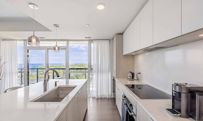 Humber Bay Condo | Luxury Boutique Condo on Lake Ontario & minutes from Downtown Toronto