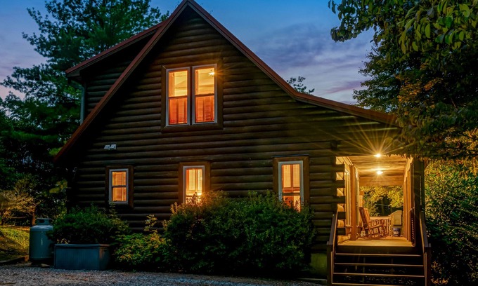 Vein Mountain Cabin | Luxury Cabin 45 Min to Asheville |Hot Tub|Fire pit