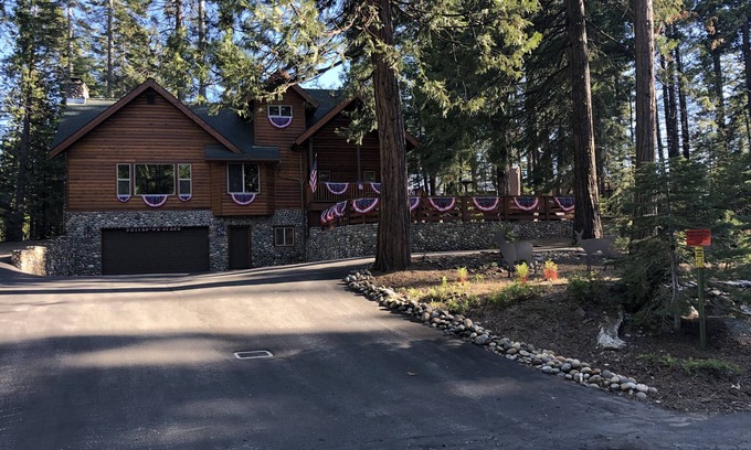 Shaver Lake House | Luxury Cabin East Village walking distance to town