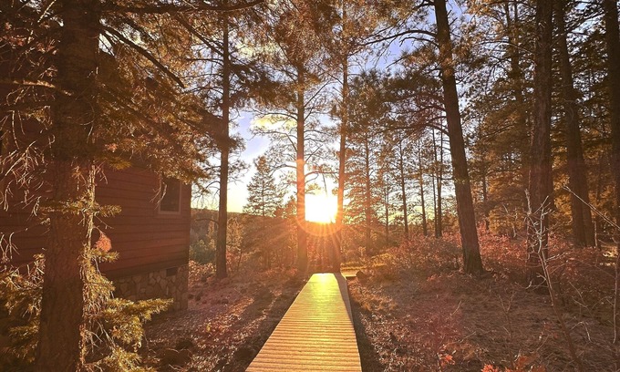 Los Ojos House | Luxury Cabin on Brazos River with breathtaking views of Brazos Cliffs.