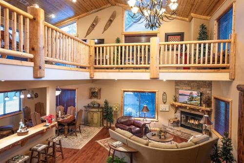 Moonridge House | Luxury Cabin-Walk to Bear Mountain Resort, Trails & Golf