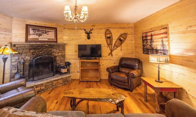 Helen House | Luxury Cabin with fire pit near Helen/Pet friendly