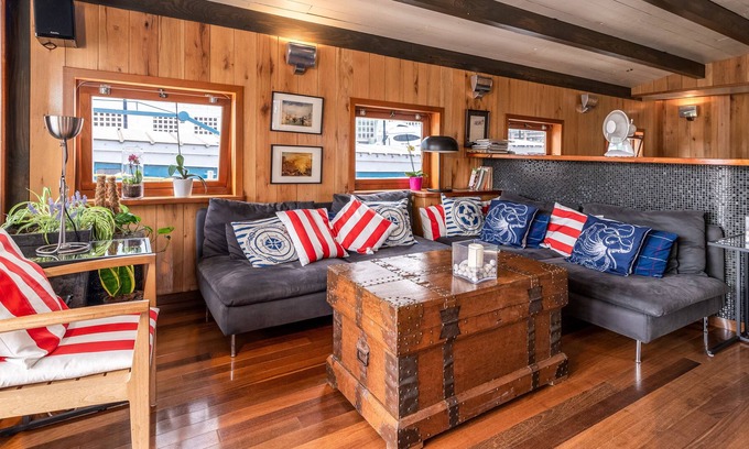Isle of Dogs Boat Rental | Luxury Canary Wharf House Boat Room 5