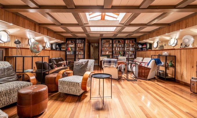 Canary Wharf Boat Rental | Luxury Canary Wharf House Boat Room 1