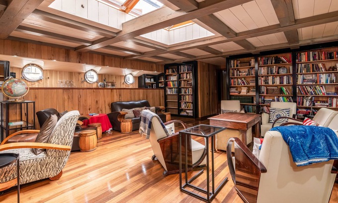 Canary Wharf Boat Rental | Luxury Canary Wharf House Boat Room 2