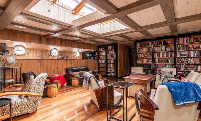 Canary Wharf Boat Rental | Luxury Canary Wharf House Boat