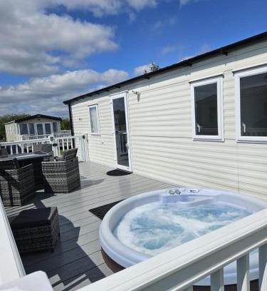 Tattershall House | Luxury Caravan 3 Bedroom With Hot-tub Max 6 Guests Per Stay