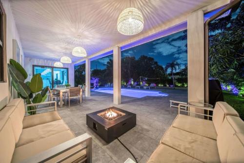 North Miami Villa | Luxury Casa Bianca Pool Volleyball Firepit Chess