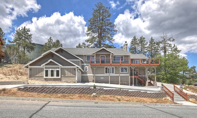 Castle Glen Estates Cabin | Luxury Castle Glen Home! PET FRIENDLY 🐾! Central A/C! Mountain Views! Theater Room! Fully Fenced Back Yard! 2 Game Rooms! Spa!