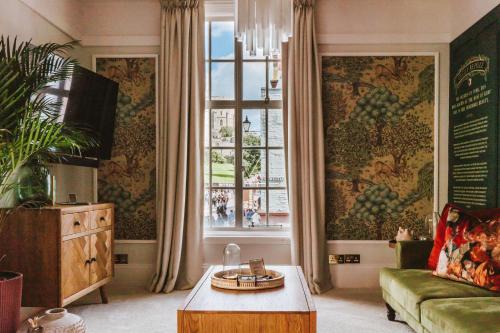 Windsor City Centre Apartment | Luxury, Castle View Apartment! Free Spa , Windsor Town Centre
