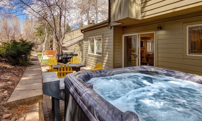 South Snyderville Basin Condo | Luxury, Central Location, Private Deck & Hot Tub! Near Canyons Village