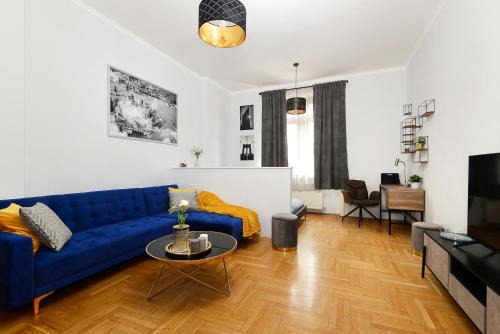 Jozsefvaros Apartment | Luxury Central Residence R162
