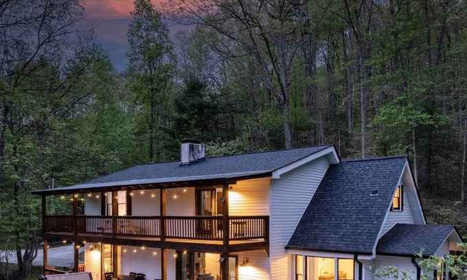 Mineral Bluff Ski Chalet | Luxury Chalet on 50 Acres w/Hot Tub, Game Room, Mountain View & seasonal spring