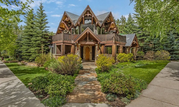 Aspen House | Luxury Chateau Waters: Only 2 Blocks to the Aspen Mountain Gondola with A/C!