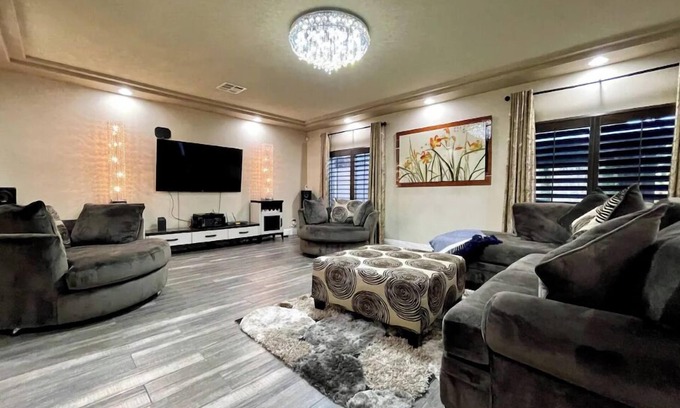 Enterprise House | Luxury, Cheerful & Spacious 5 Bedroom Home! Free P