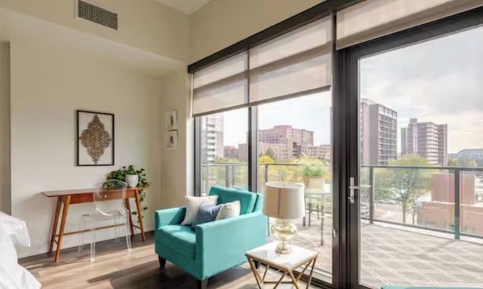 Cherry Creek Apartment | Luxury Cherry Creek North Living with Pool Spa Gym Parking, Free Parking
