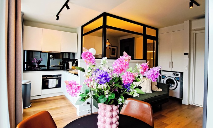 Amsterdam West Apartment | Luxury City Center Gem w/AC | Walk To All Must-Sees