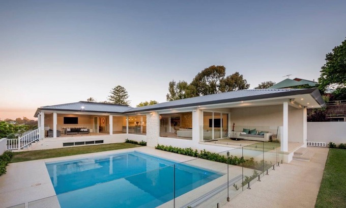 Mount Claremont House | Luxury Coastal Hamptons - 6 Bedrooms, 4 Baths, Large Pool & Parkland