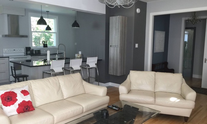 Desjardins House | Luxury comfort, LA CHIC