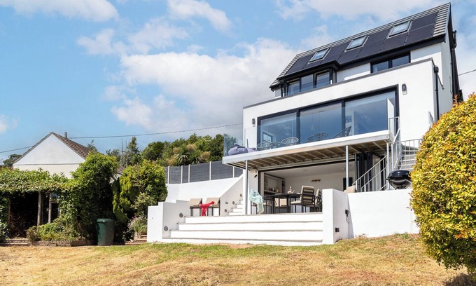 Teignmouth House | Luxury & comfort with sea views, Cinema room & gym
