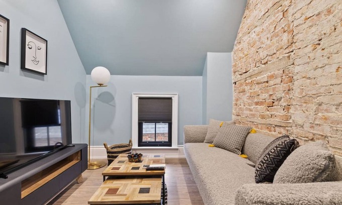 Collingwood Condo | Luxury Contemporary Condo in Downtown Collingwood (97044)