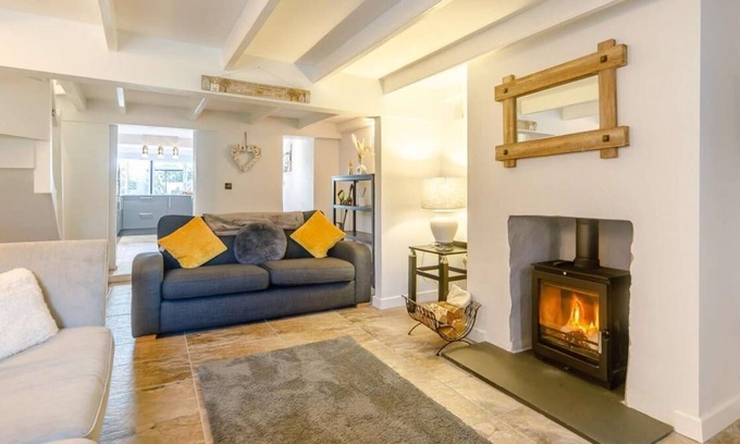 Fowey Cabin | Luxury Cornish cottage w/hot tub and wood burner