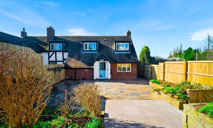 Kidderminster Cottage | Luxury & Cosy Cottage with Hot Tub & Massage beds!