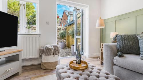 Lechlade House | Luxury Cotswolds 2-bedroom cottage with garden