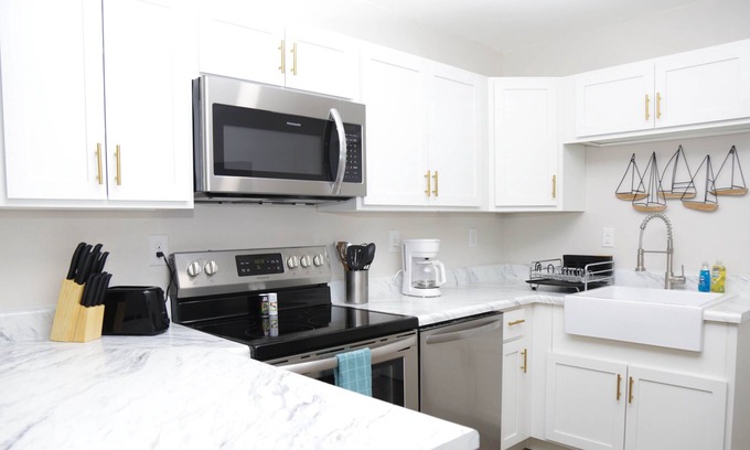 Northeast Pensacola Cottage | Luxury Cottage: Close to UWF, Shopping, & More!