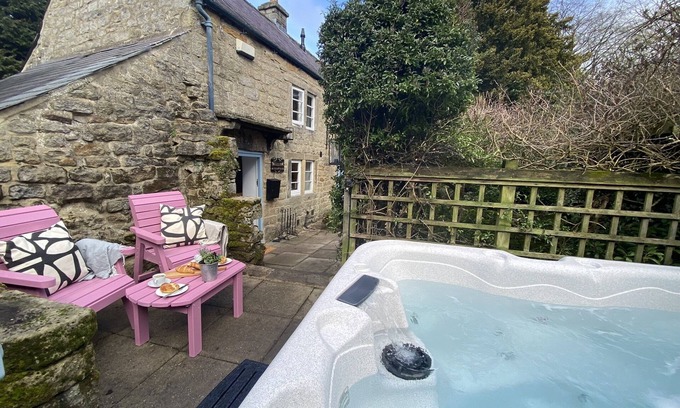 Calver Cottage | Luxury Cottage w/hot tub in the Peak District