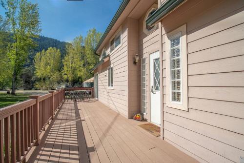 Big Bar House | Luxury Cottage with Furnished Deck in Trinity, California