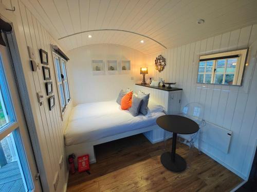 St. Mawgan Apartment | Luxury Countryside Shepherds Hut with Hot Tub
