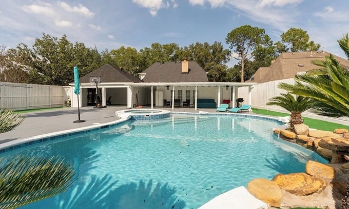 Barker House | Luxury Cozy House with Heated Pool