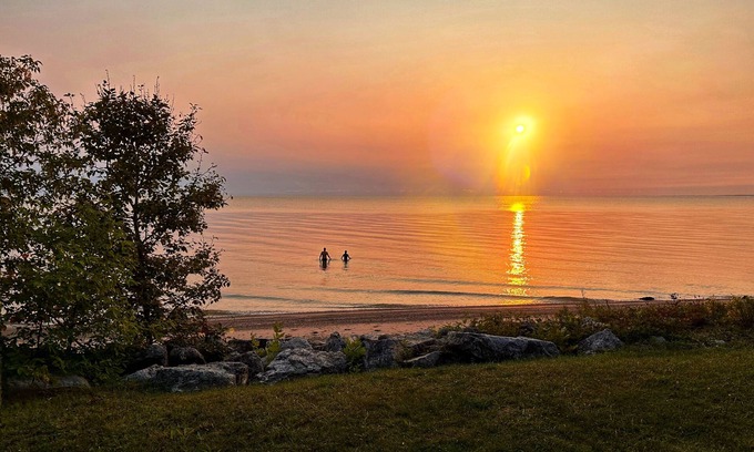 Gimli Cabin | Luxury Cozy Lake Front Cabin 5 minutes from Gimli | Sleeps 6 + Lake View